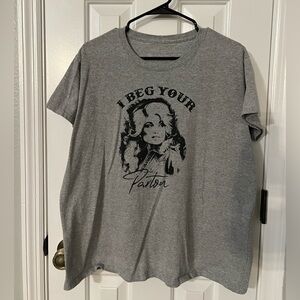 I Beg Your Parton - Dolly Parton Gray Graphic T-Shirt Women’s XL